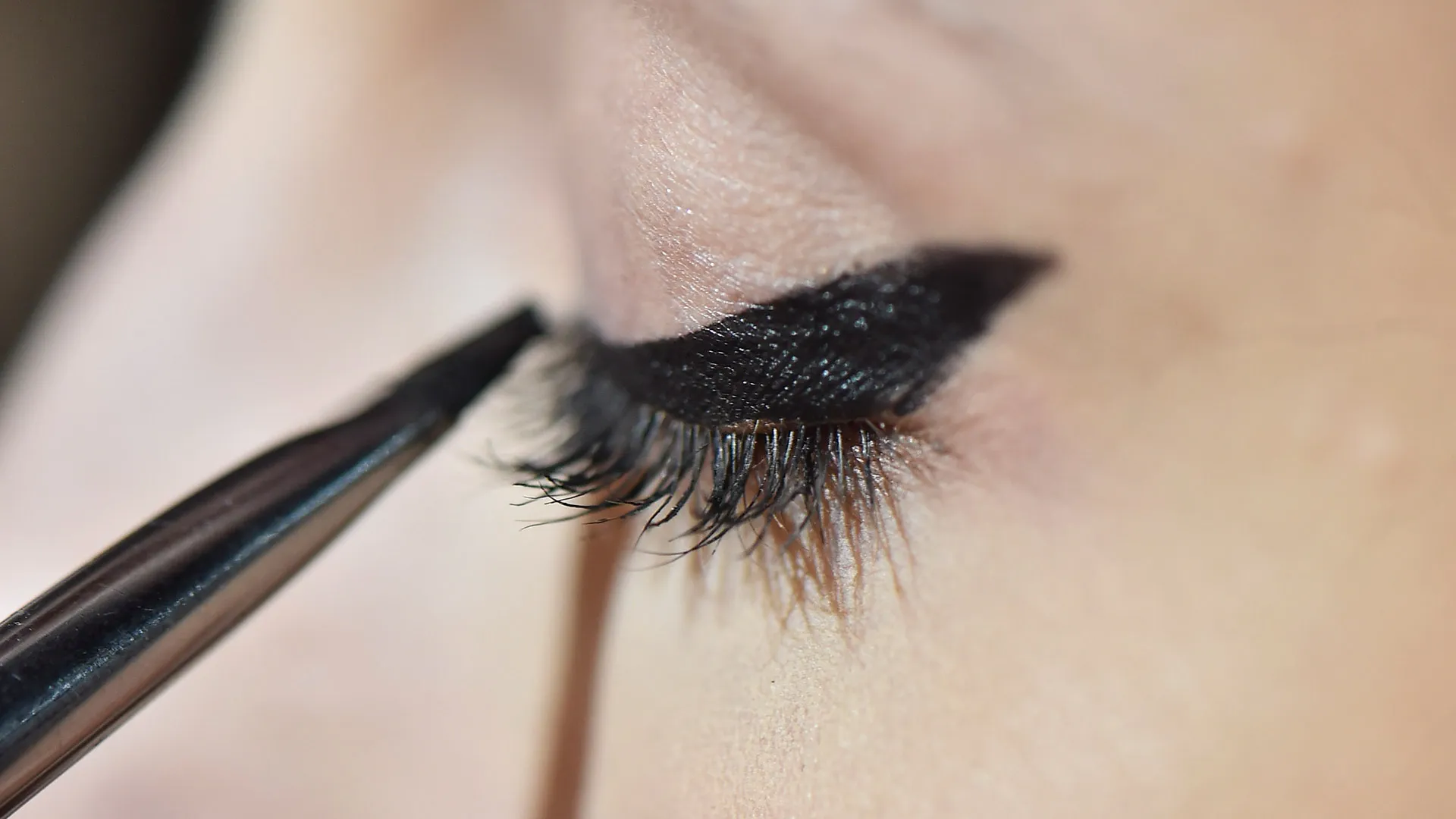Why do many people prefer to use organic eyeliner?